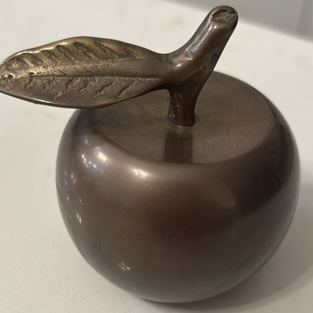 Brass Apple Paperweight

Approx 3x3inches